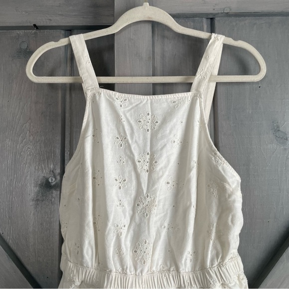 American Eagle Ivory Eyelet Romper open bow back- size medium - Picture 3 of 9